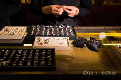 珠寶首飾零售陳列藝術(shù) 提升帶環(huán)珠寶展示效果的策略